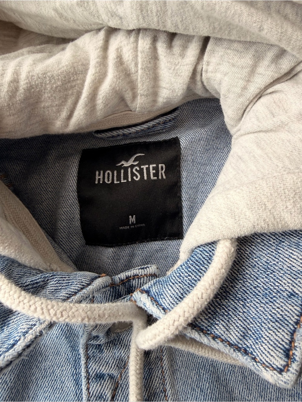Hollister Hooded Denim Trucker Jacket Gray Sweatshirt Sleeves Embroidered Logo M - Picture 3 of 5
